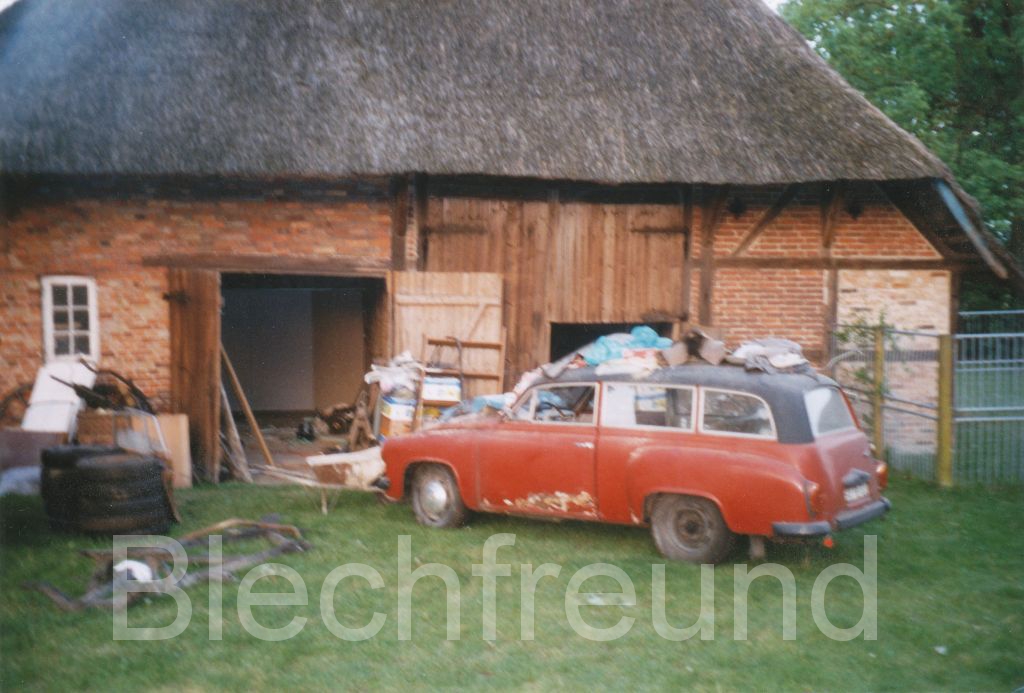 Wartburg 311 Kombi vor der Scheune in Banzkow